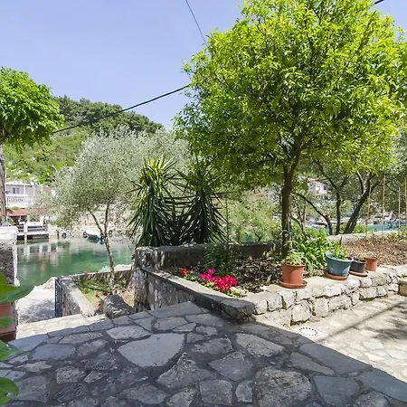 Nadine Apartman